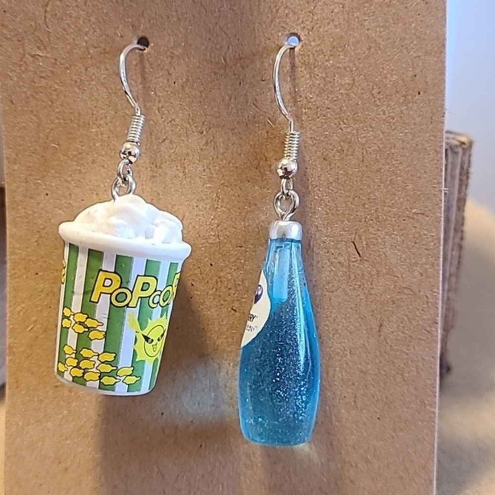 Mismatched Popcorn and Blueberry Soda Miniature Food Drop Earrings Green Blue‎